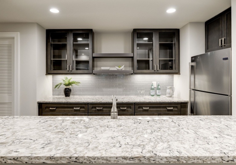 A beautiful quartz countertop on a walk-behind wet bar at Summer Creek.