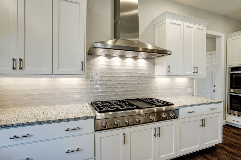 Stainless Thermador Range with modern "chimney" hood